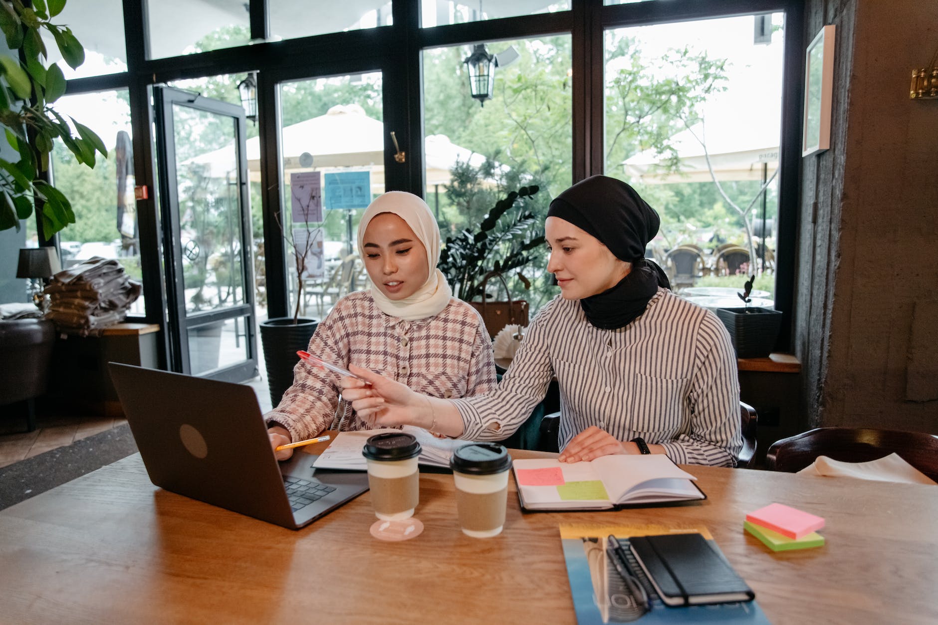 women working together while in a cafe